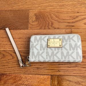 Michael kors wristlet